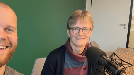 Inga hat gerade einen Podcast aufgenommen. Vor Inga steht noch ein Mikrofon