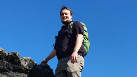 Lukas arbeitet in der Softwareentwicklung.