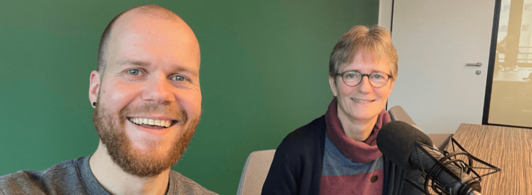 Inga hat gerade einen Podcast aufgenommen. Vor Inga steht noch ein Mikrofon