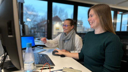 Karriereblog-AKQUINET: Karina und Gundel sitzen vor dem PC. Als Quereinsteigerin bei AKQUINET gibt es für Karina noch eine Menge zu entdecken.