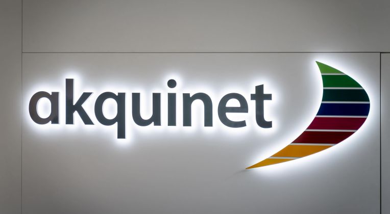 Leuchtschild mit dem Namen und Segel von AKQUINET.