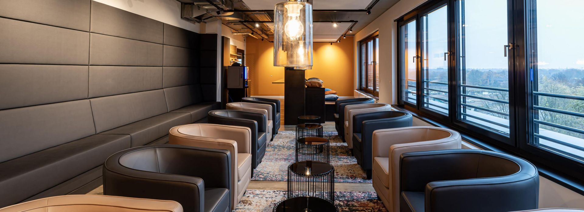 Gemütlicher Aufenthaltsbereich für Mitarbeitende im AKQUINET Haus in der Werner-Otto-Straße 6 in Hamburg.