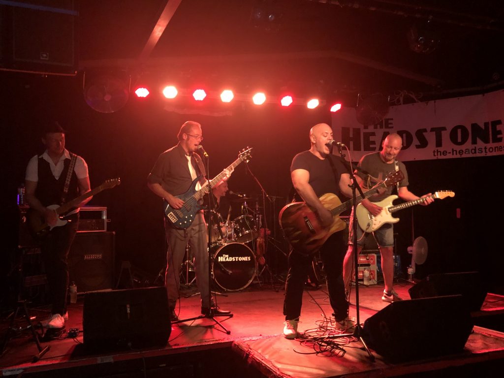 Trotz Sehbehinderung spielt Lucas in einer Band und nahm auch die Wandergitarre mit Inklusionsgedanken mit zum Konzert.