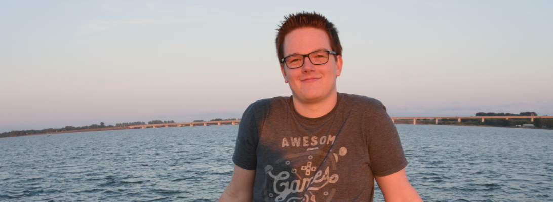 Lukas aus der Software-Entwicklung schaut in die Kamera.