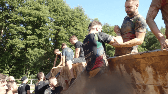 Mit vereinten Kräften: Daniel zieht Ricardo über die Mauer.