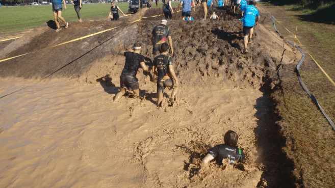 Die Trenches haben uns wieder zu Kindern werden lassen. Jetzt waren wir wirklich komplett voller Schlamm.