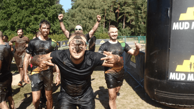Den Jungs von der akquinet ONE solutions steht nicht nur die Freude ins Gesicht geschrieben. Schlamm soll ja auch gut für die Haut sein.